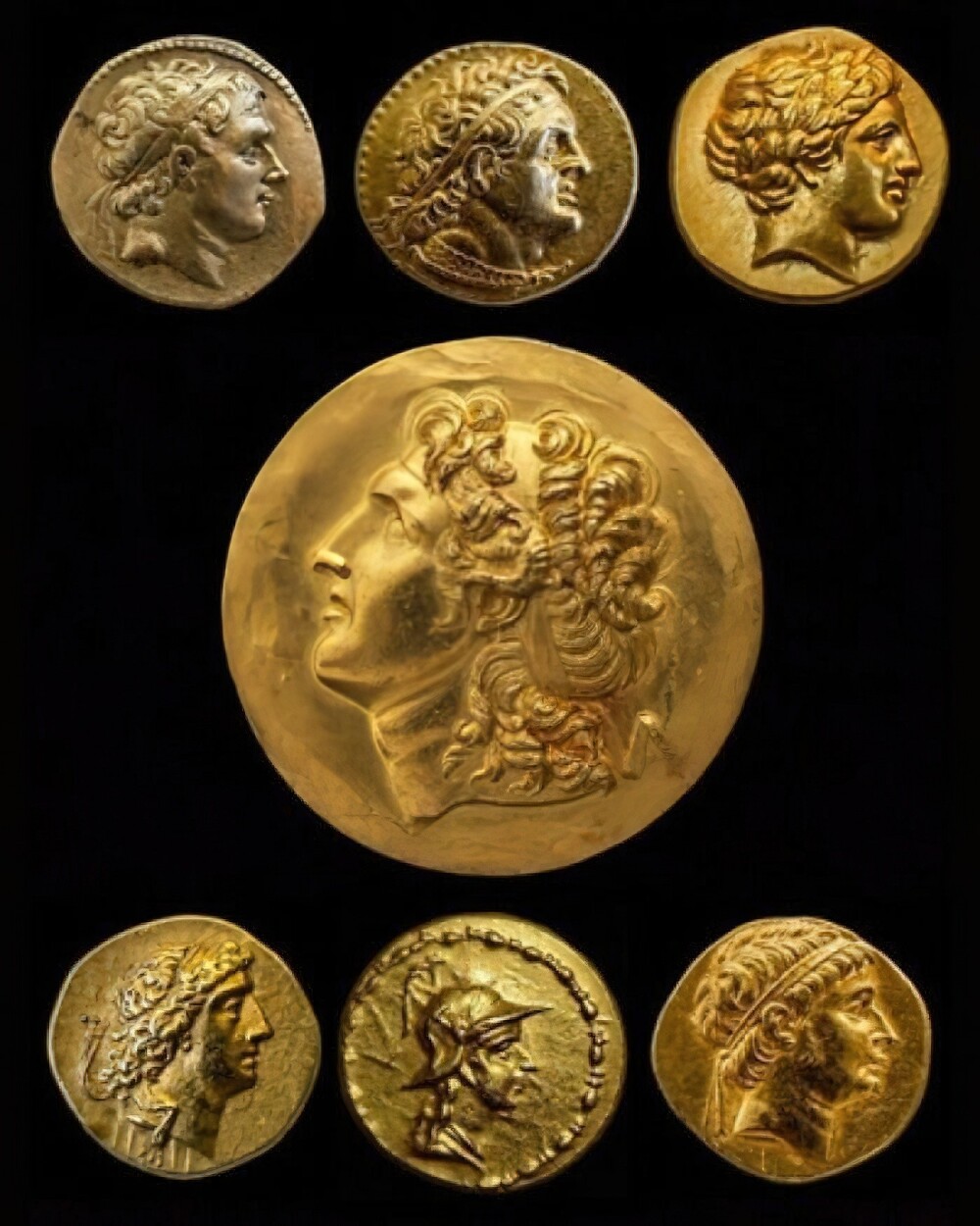 24. На медальоне изображен Александр Македонский, а золотые монеты использовались эллинистическими царями во время их правления
