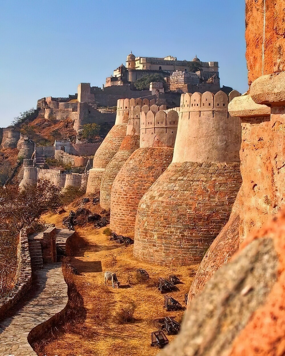 11. Форт Кумбхалгарх (Великая стена Индии) — вторая по длине стена в мире. Протяжённость около 38 км, находится в списке Всемирного наследия ЮНЕСКО