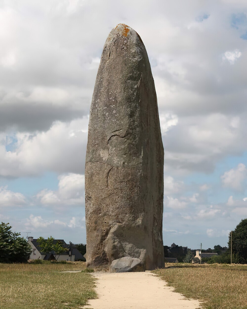 25. Менгир де Шамп-Долан, массивный менгир в Бретани, Франция. Скорее всего, возведён между 5000–4000 гг. до н.э.