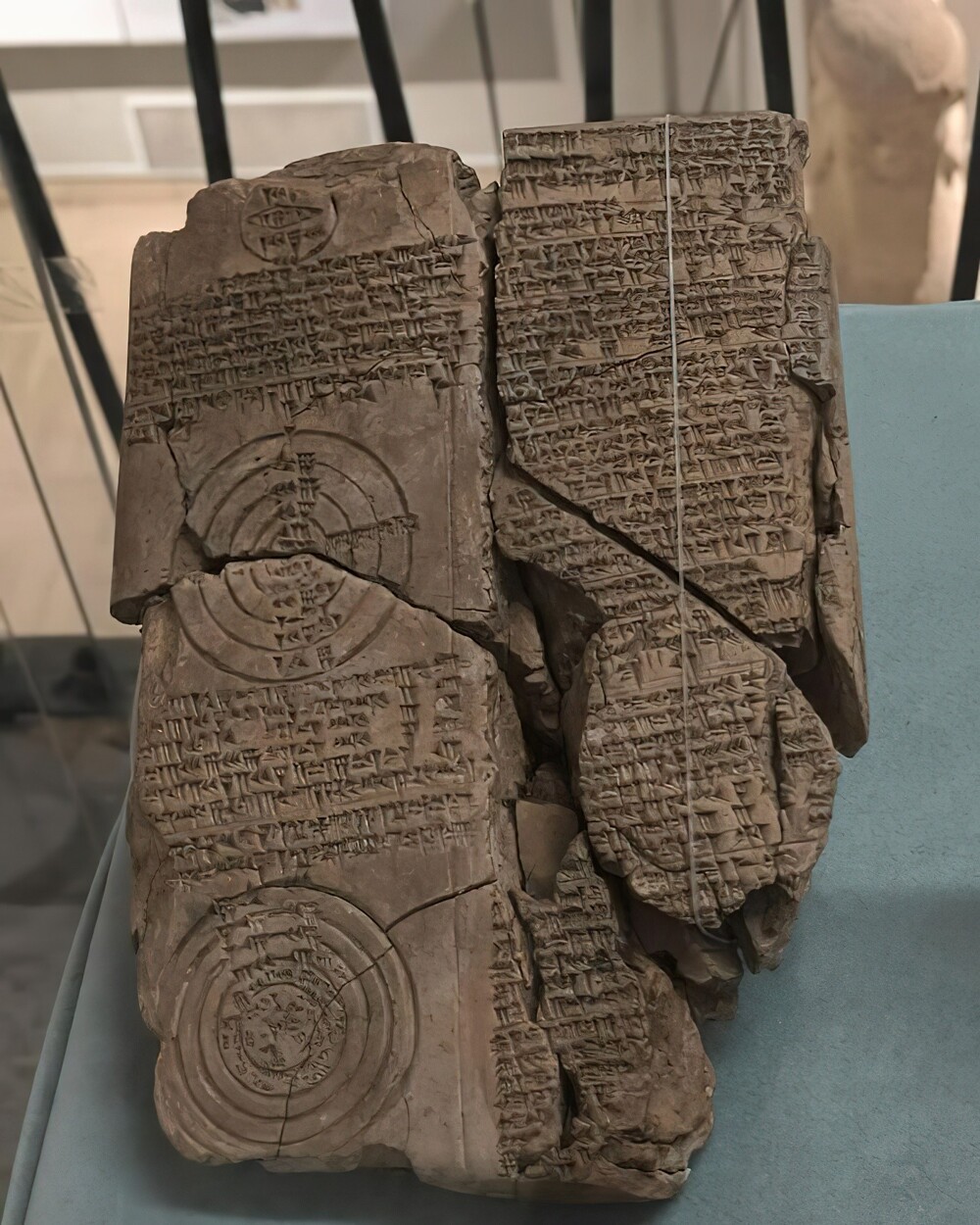 15. В иракском музее хранится древняя глиняная табличка, обнаруженная в Уруке (Варка) на юге Ирака. Эта табличка покрыта клинописью и имеет три геометрических круга, содержащие астрономические расчеты