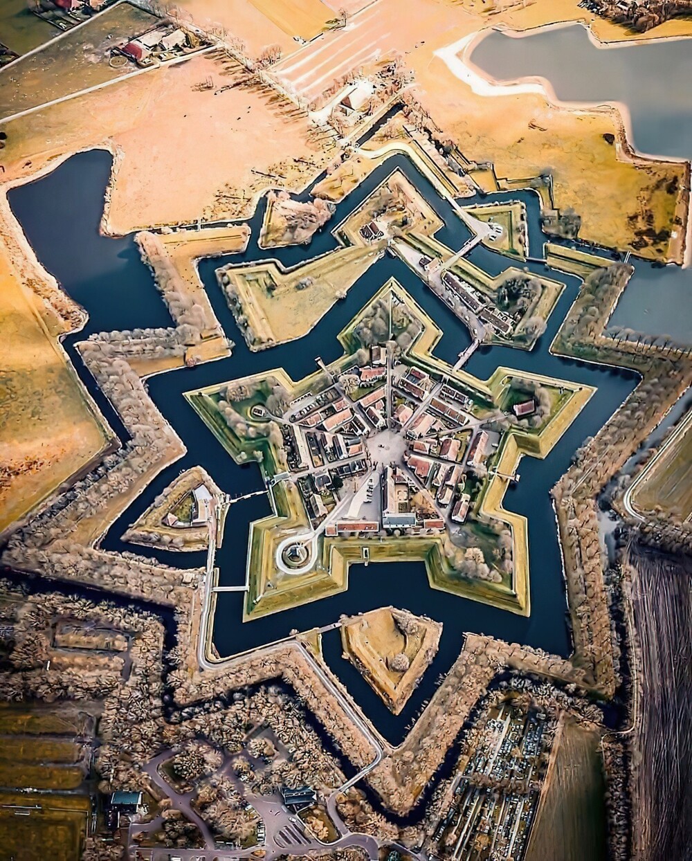 14. Форт Буртанж, расположенный в деревне Буртанж в Гронингене, Нидерланды, был построен в 1593 году по приказу Вильгельма Молчаливого