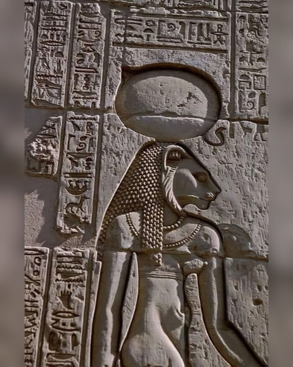 1. Перевод текста, написанного золотом у входа в храм египетской богини Сехмет