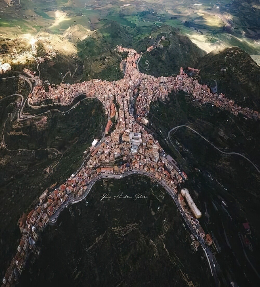 20. Это древний город Чентурипе, по форме напоминающий человека и расположенный на холмах Центральной Сицилии, Италия