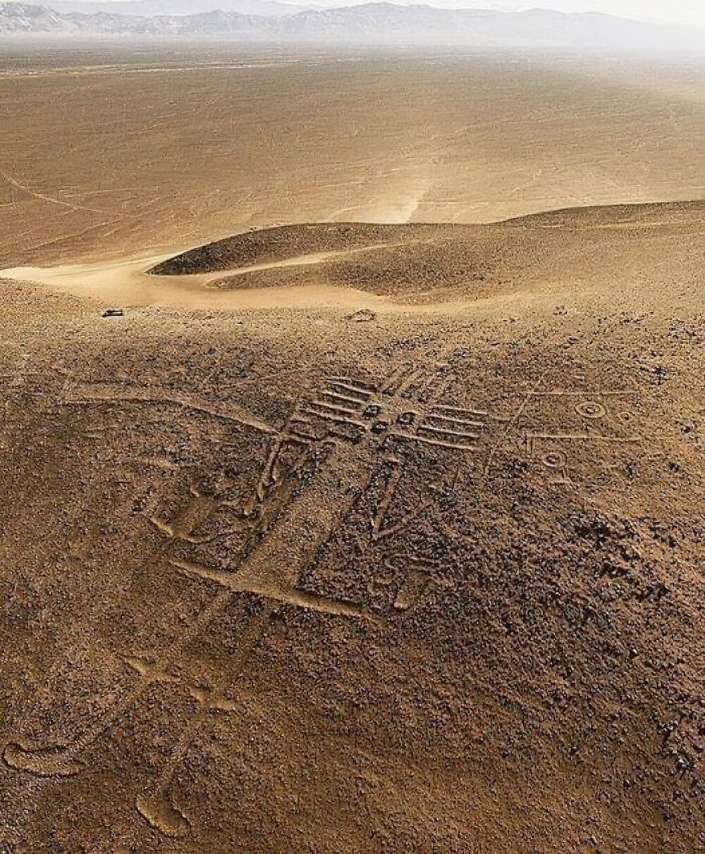 12. Гигант Атакама, расположенный в пустыне Атакама в Чили. Это массивный геоглиф, изображающий антропоморфную фигуру