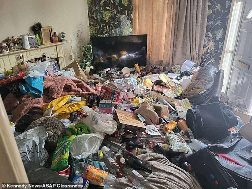 Британец с пристрастием к газировке целиком завалил чужой дом пустыми бутылками и вонючим мусором