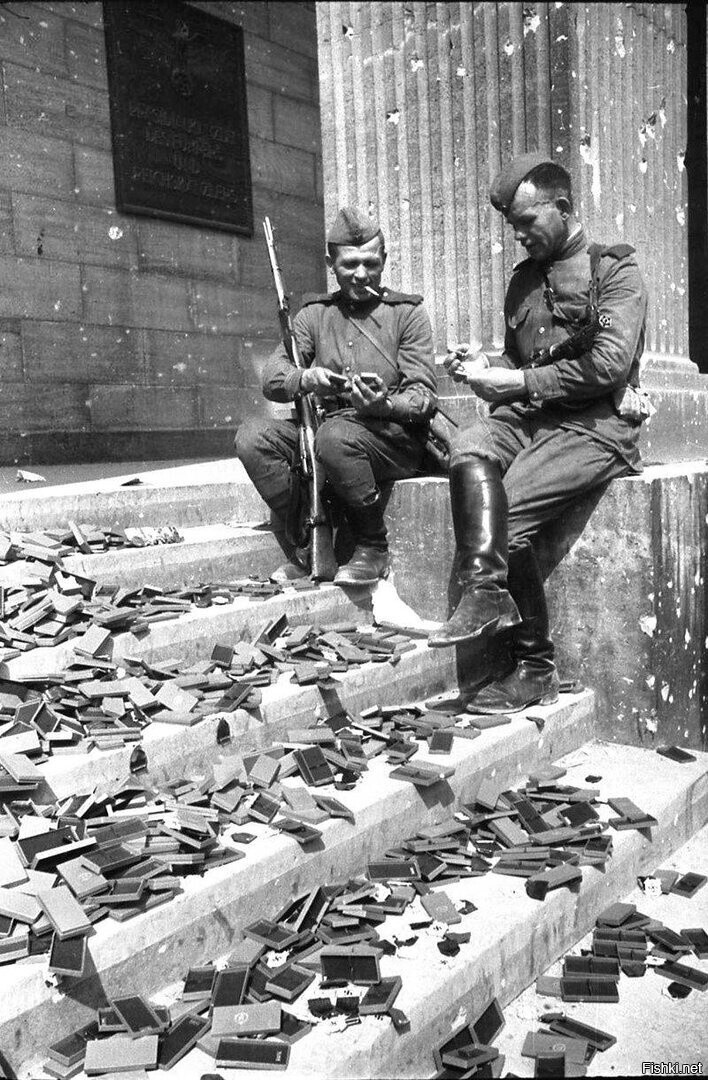 Русские солдаты рассматривают немецкие награды, которые так и не были вручены