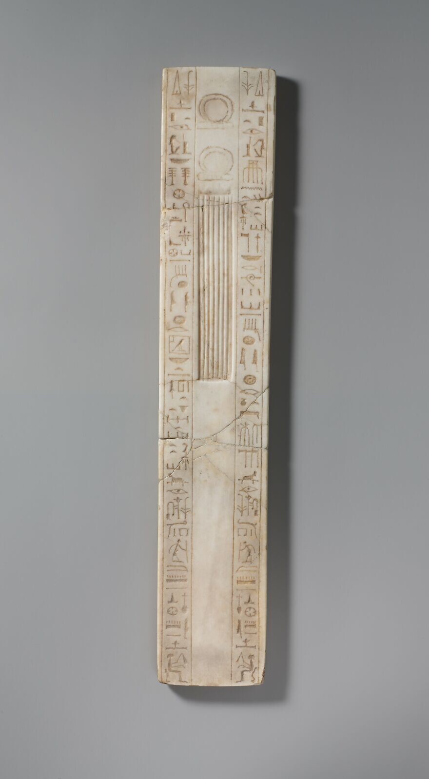 2. Это палитра писца, главного управляющего в Мемфисе, который жил во времена правления Аменхотепа III