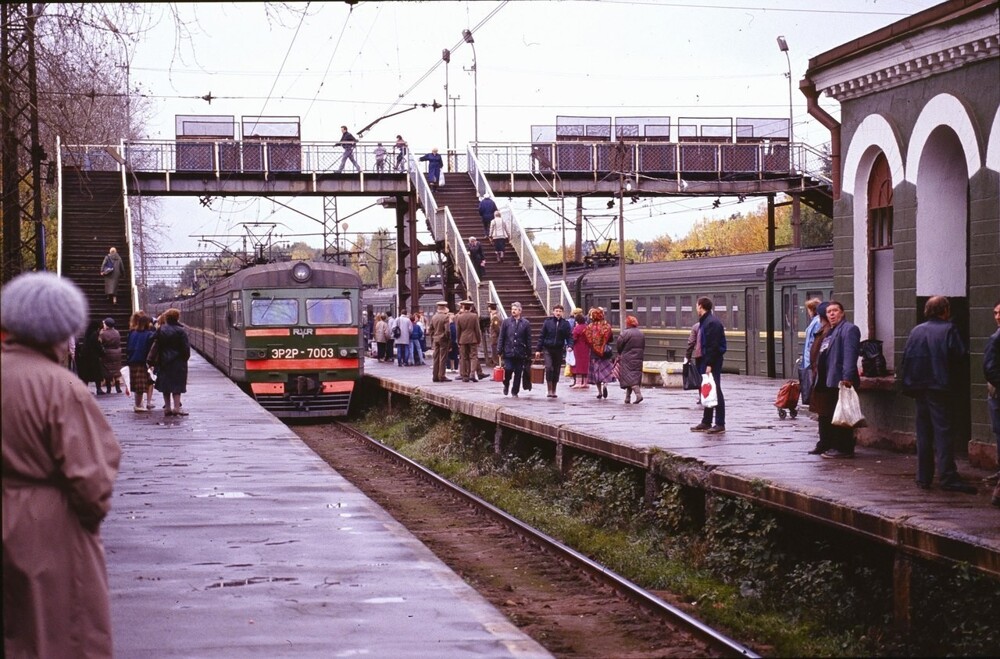 На платформе. Москва, 1994 год.