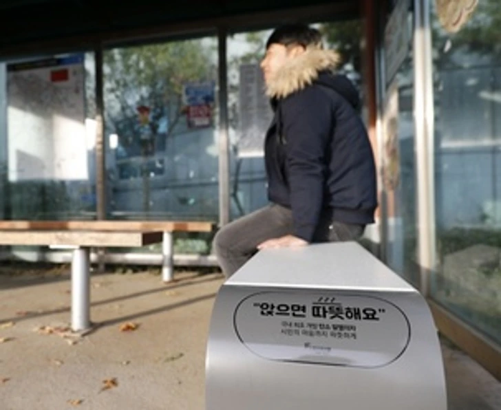13. Для суровых зим в Южной Корее есть самонагревающиеся скамейки в автобусных остановках