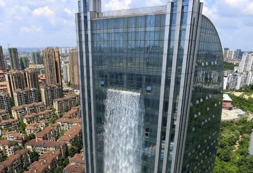 14. В китайском городе Гуйян создали уникальный водопад, высотой 108 метров, на одном из небоскребов