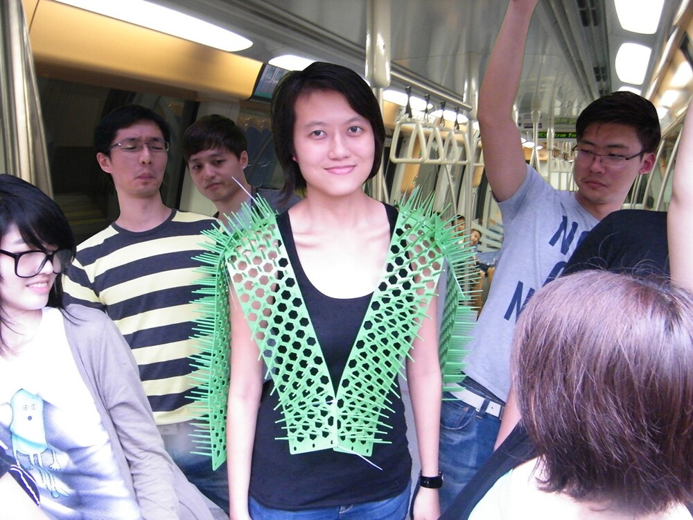 1. В Сингапуре придумали жилет, который помогает асоциальным людям передвигаться в общественном транспорте