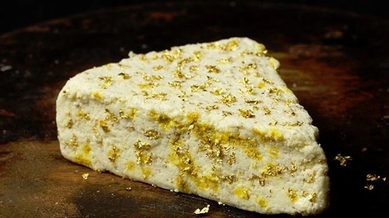 1. Clawson Stilton Gold (Стилтон) — сыр с частичками золота
