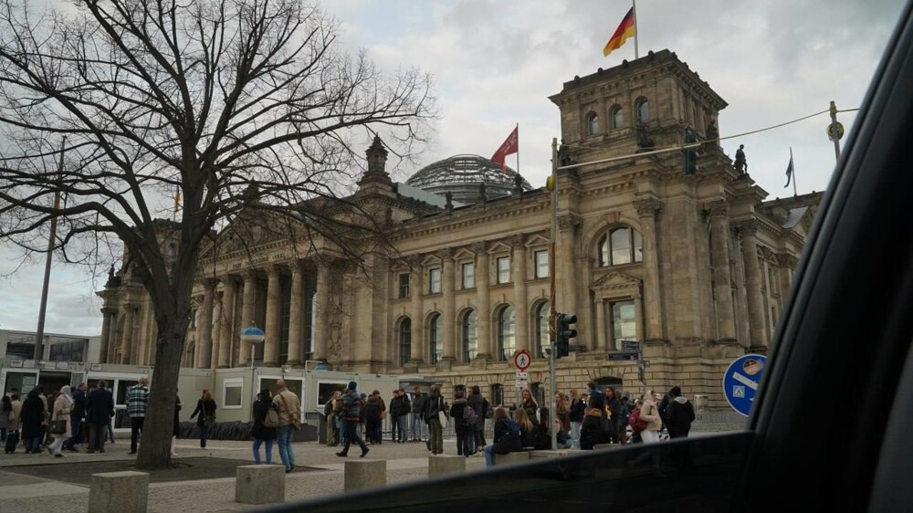 Знамя Победы появилось над Рейхстагом в Берлине