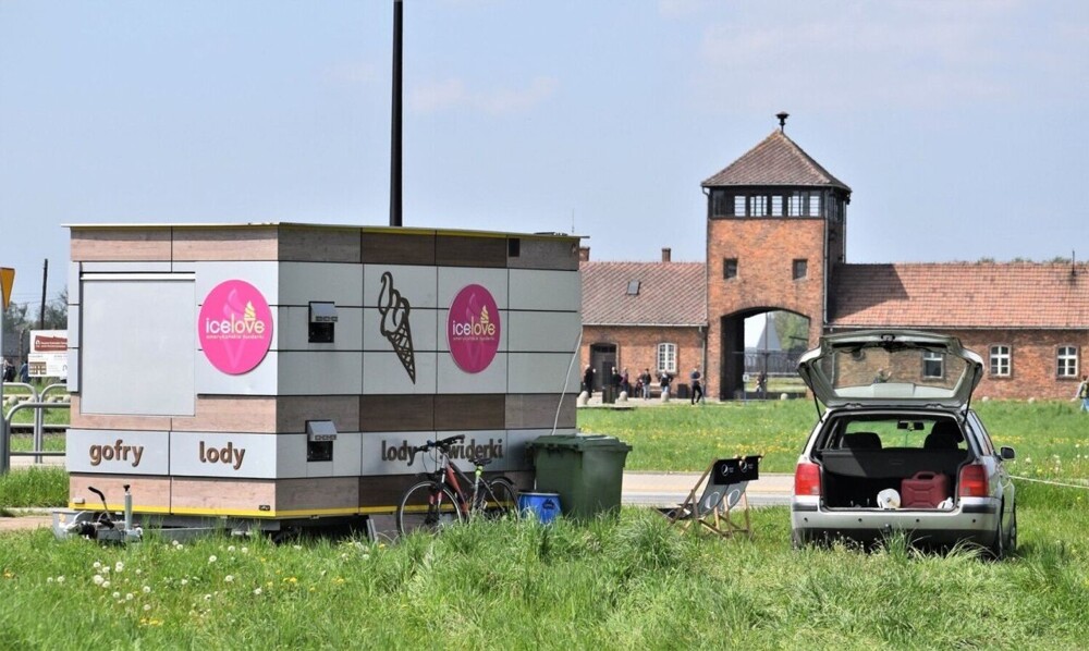 В Польше на входе в музей концлагеря Освенцим появился киоск с мороженым