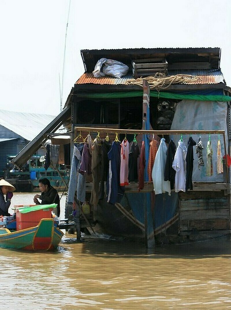 Жизнь в плавучих деревнях на озере в Камбодже