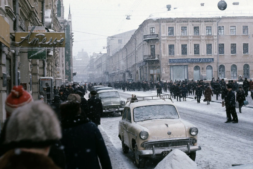 Зима 1965 года и улица 25 Октября (ныне - Никольская). 
