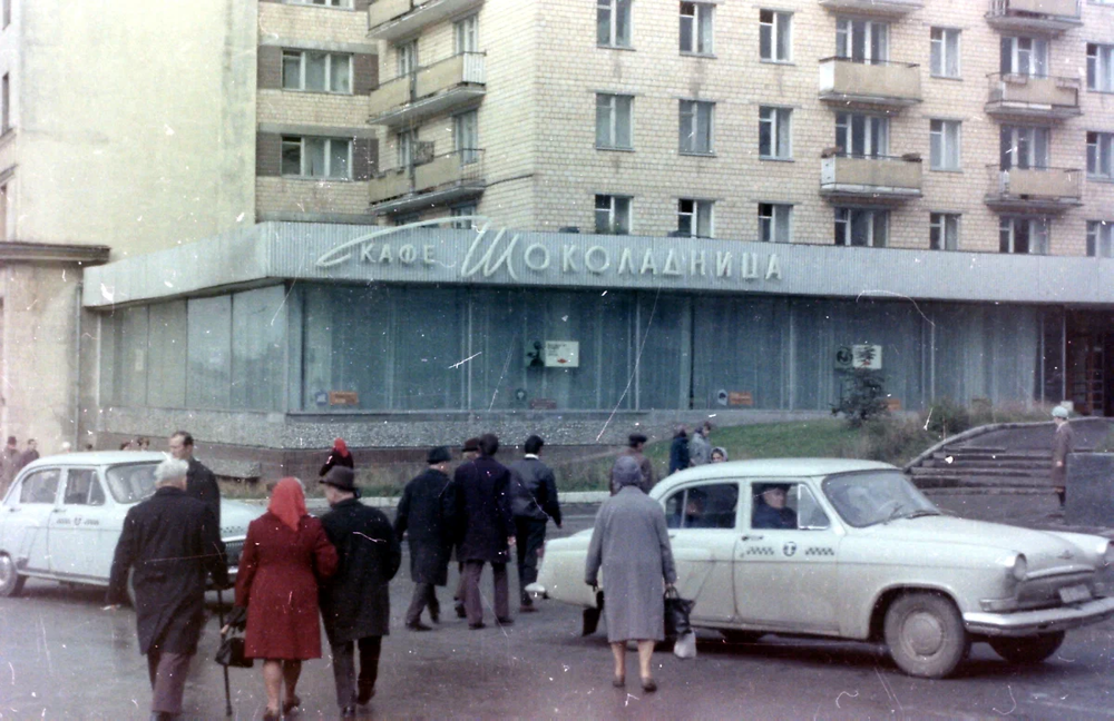 Совсем не та "Шоколадница", что нынче - это кафе находилось на улице Крымский Вал.