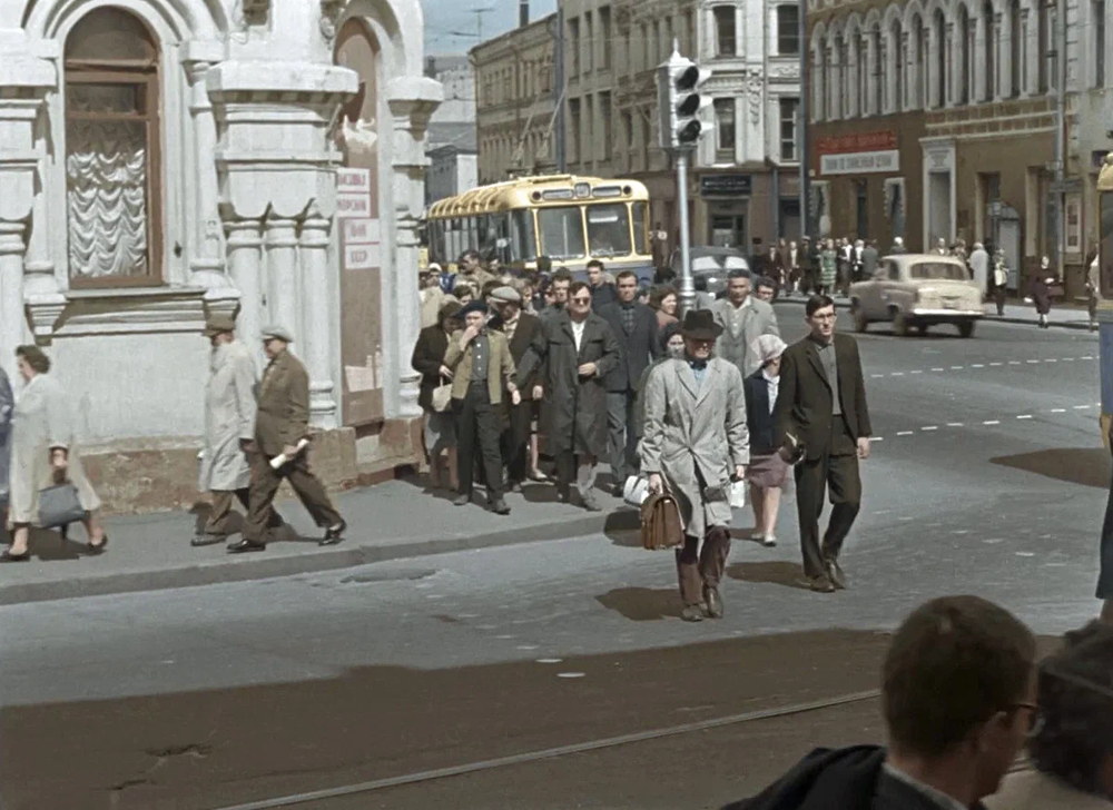 В 1965 году в Москве снимали ещё один культовый фильм, "Берегись автомобиля". Выйдет на экраны он через год, а такой в фильме была Сретенка.