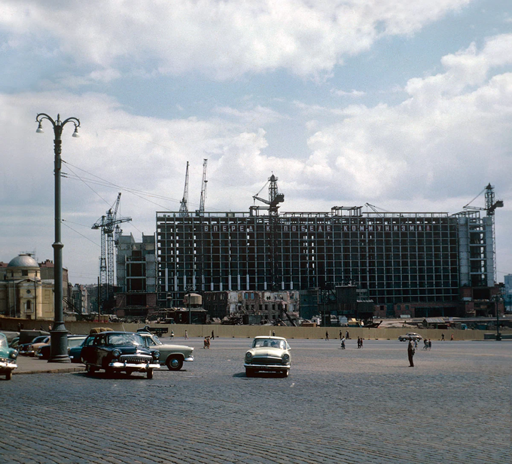 Продолжается самая масштабная стройка столицы - возведение гостиницы "Россия". В эксплуатацию её введут в 1967 году.
