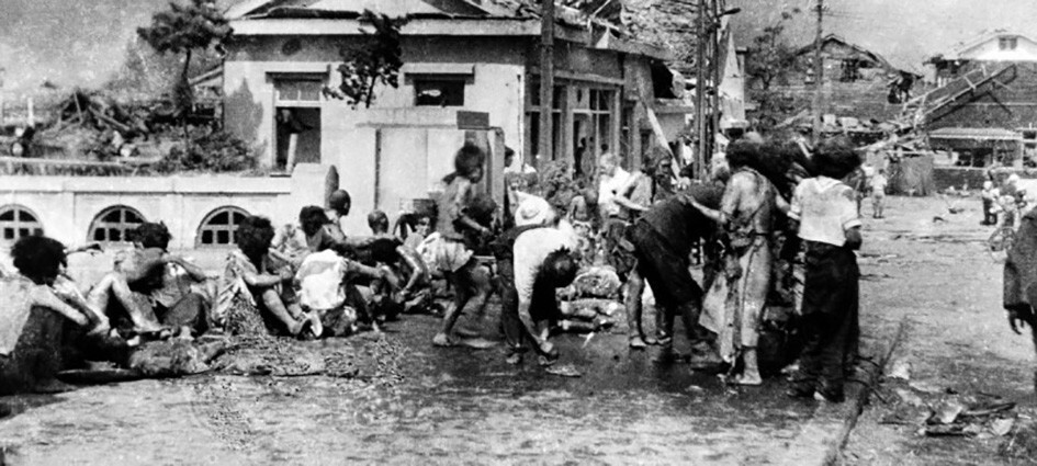 Выжившие жители Хиросимы, спустя 45 минут после взрыва. 11 часов утра 6 августа 1945 года