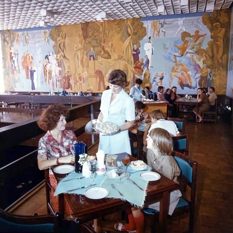 В ресторане «Уральские пельмени», г.Челябинск,  1981 год