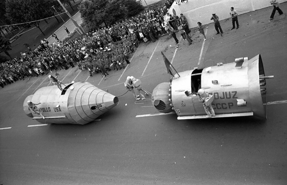 Демонстрация предстоящей стыковки "Союз–Аполлон" в городе Сегед, Венгрия. 1973 год