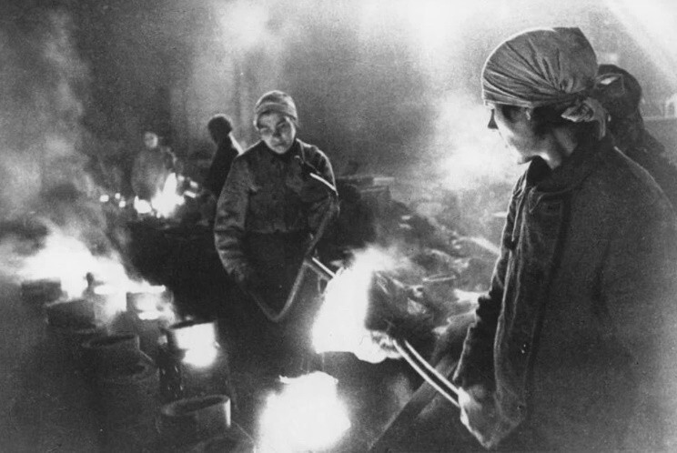 Восемь пронзительных кадров о советских женщинах и их трудовом подвиге во время Великой Отечественной войны