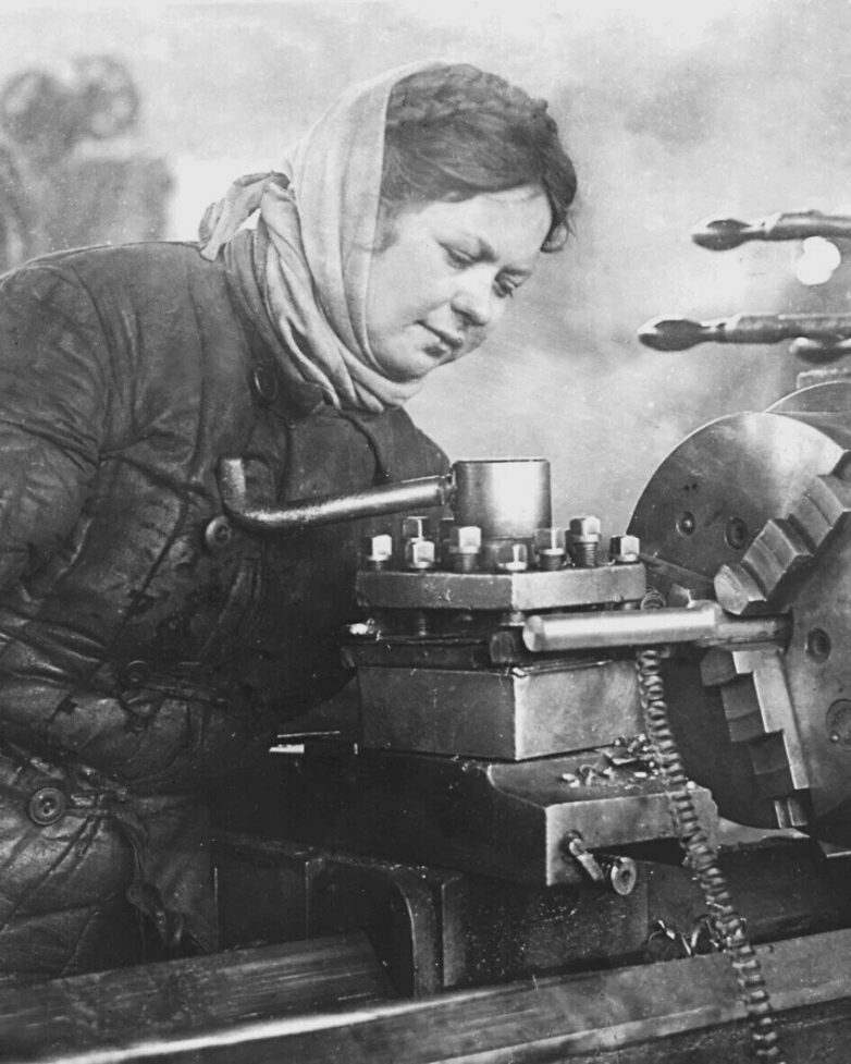 Восемь пронзительных кадров о советских женщинах и их трудовом подвиге во время Великой Отечественной войны