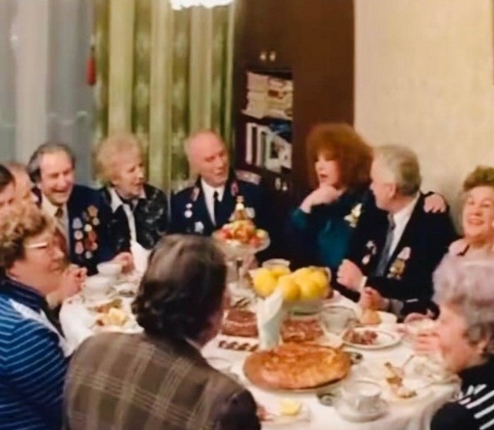 «Где же вы, друзья-однополчане?»: Алла Пугачева поздравила всех с Днём Победы и выложила видео с собой и фронтовиками