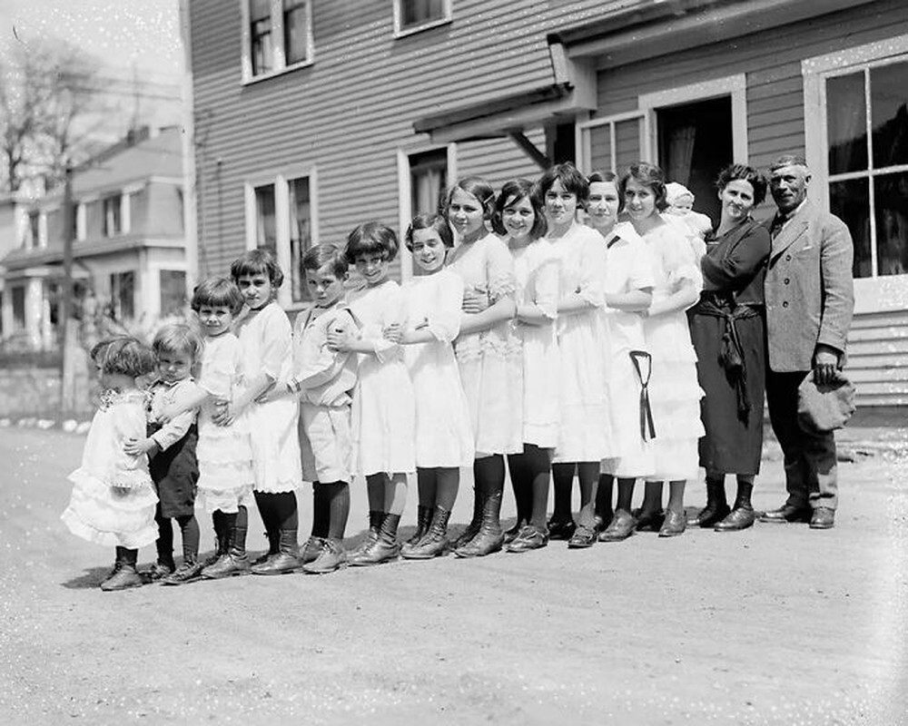 34. Нунаны, семья из 15 человек, жившая в 1920-е годы в Лоуренсе, штат Массачусетс