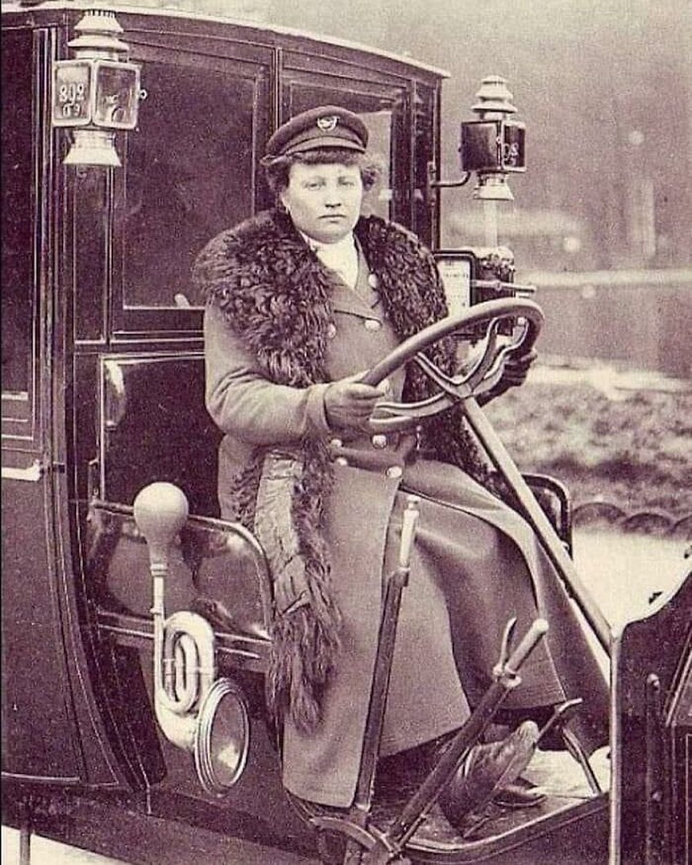 10. Мадам Декурсель — первая таксистка в Париже, Франция, 1909 год