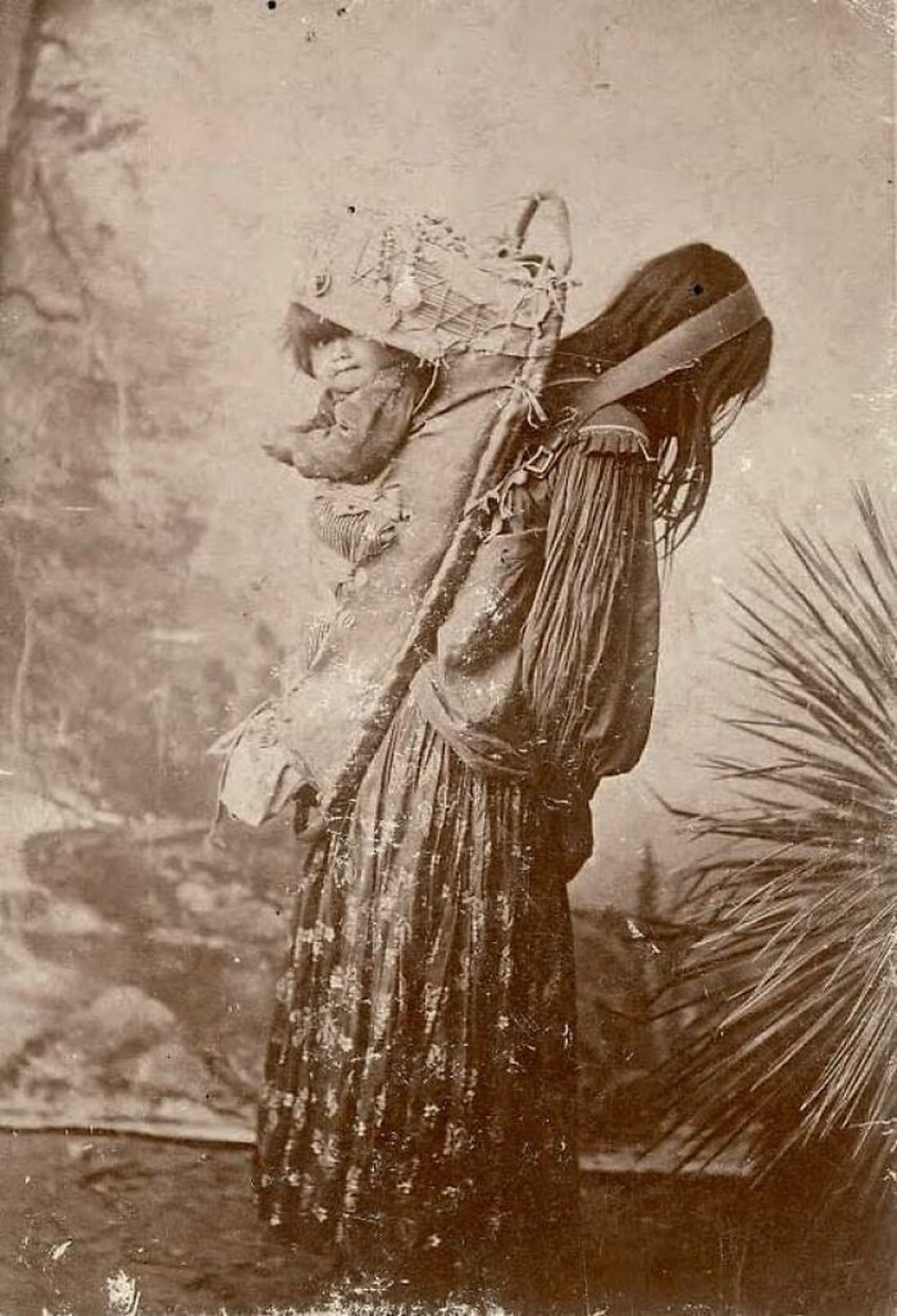 4. Женщина племени апачей с ребенком. Аризона, 1898 год