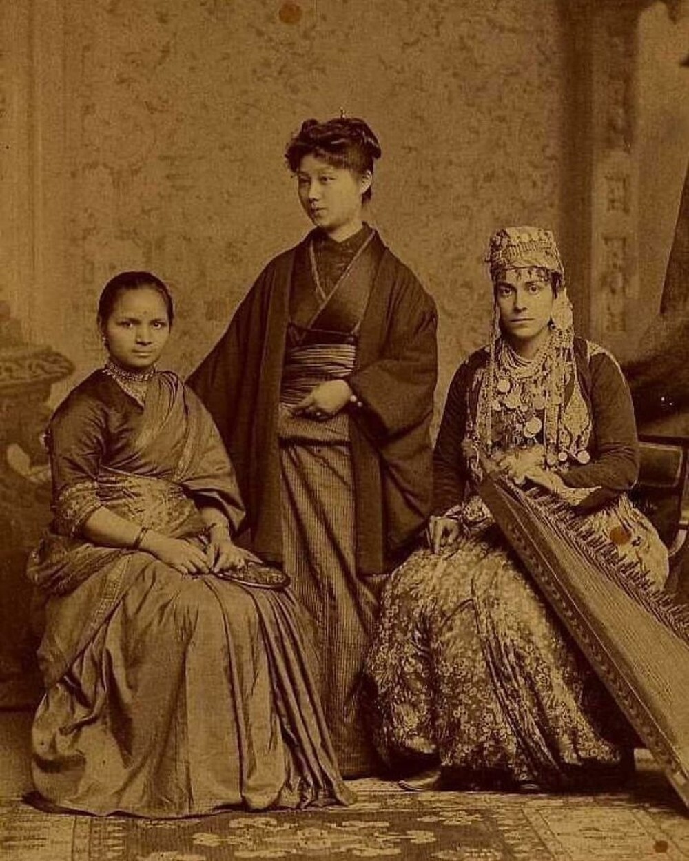 2. Выпускницы Женского медицинского колледжа Пенсильвании, ставшие одними из первых лицензированных женщин-врачей в своих странах: Индии, Японии и Сирии
