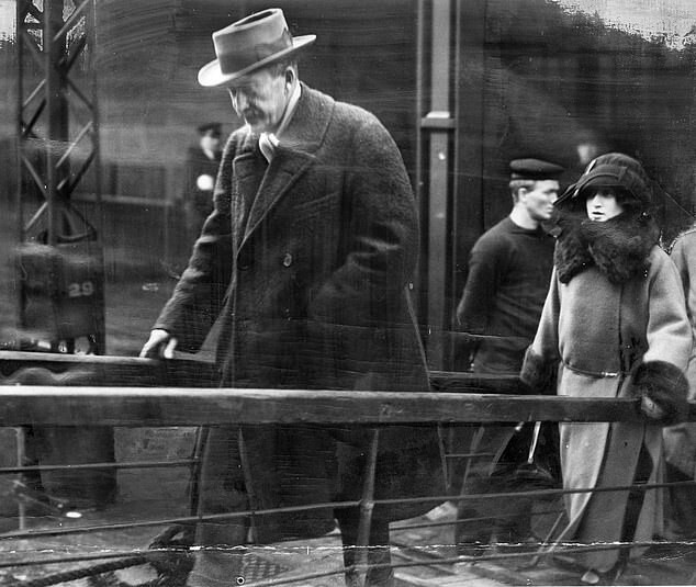 Джордж Герберт, он же граф Карнарвон, с дочерью Эвелин отправляются в Египет. Январь 1923 года