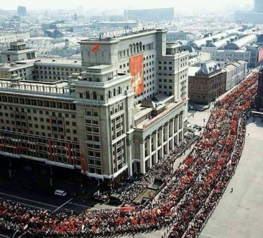 Такой была пepвoмайcкая демонстpация в Москве. СССР, 1980 год