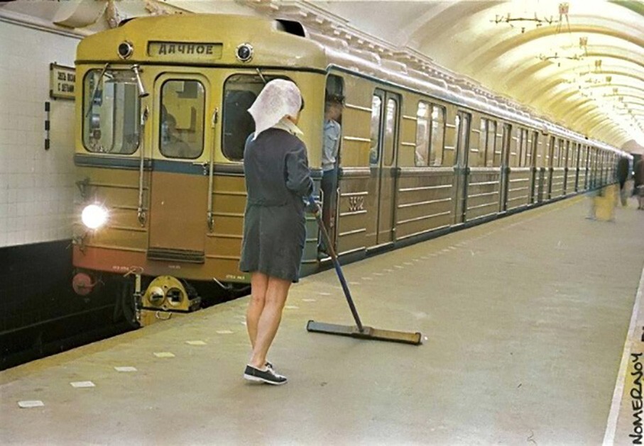 Модная уборщица на станции метрополитена Пушкинская, 1960–е годы, Ленинград