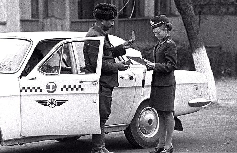 Сотрудник ГАИ Наталья Павшина проверяет документы у таксиста. 1974 год