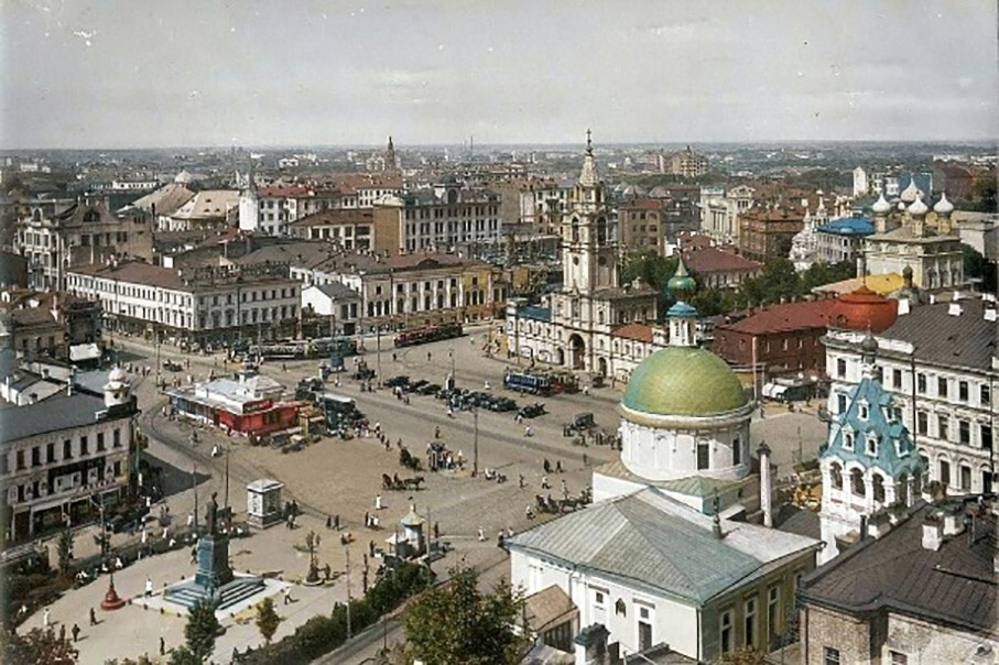 Вид на Страстную (Пушкинскую) площадь и Страстной монастырь с дома Нирнзее в Большом Гнездниковском переулке. 1927 год.
