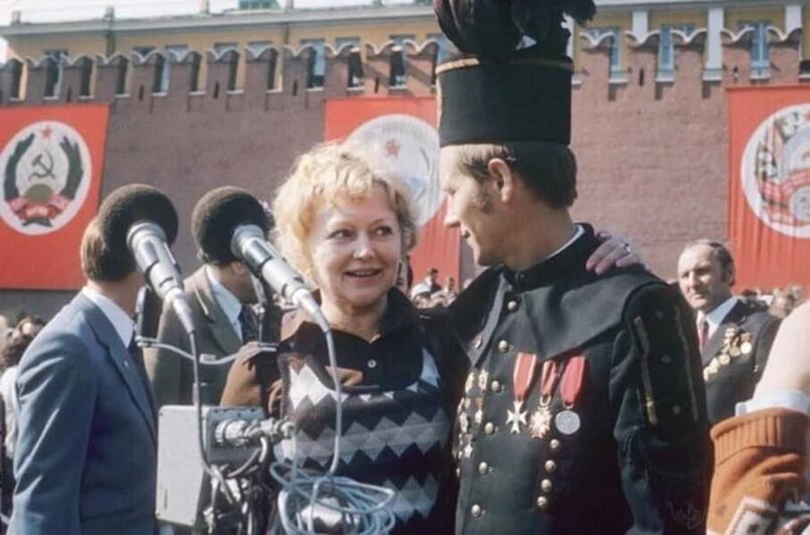 Актриса Людмила Касаткина на праздновании 1 мая, 1975 год