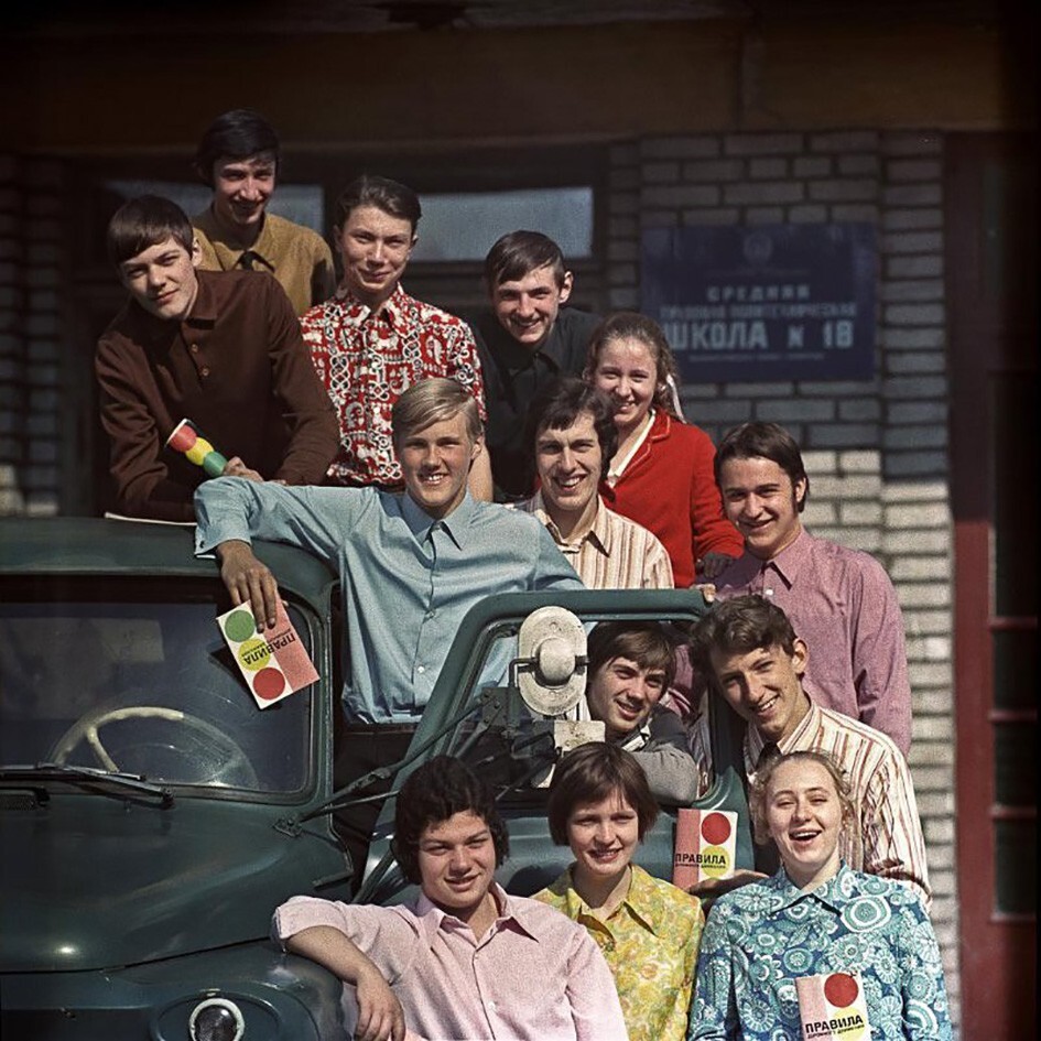 Группа учащихся школы, которые после сдачи экзаменов получат водительское удостоверение шоферов, 1974 год