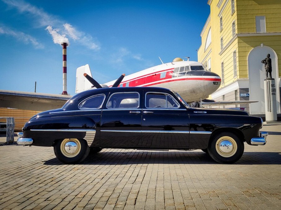  Две советские легенды 50-х годов - автомобиль "ЗИМ" (ГАЗ-12) и самолет Ил-14