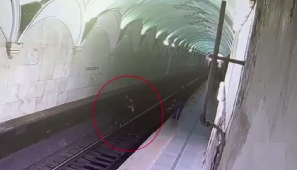 Пьяный мужчина решил сделать селфи с рельсами московского метро