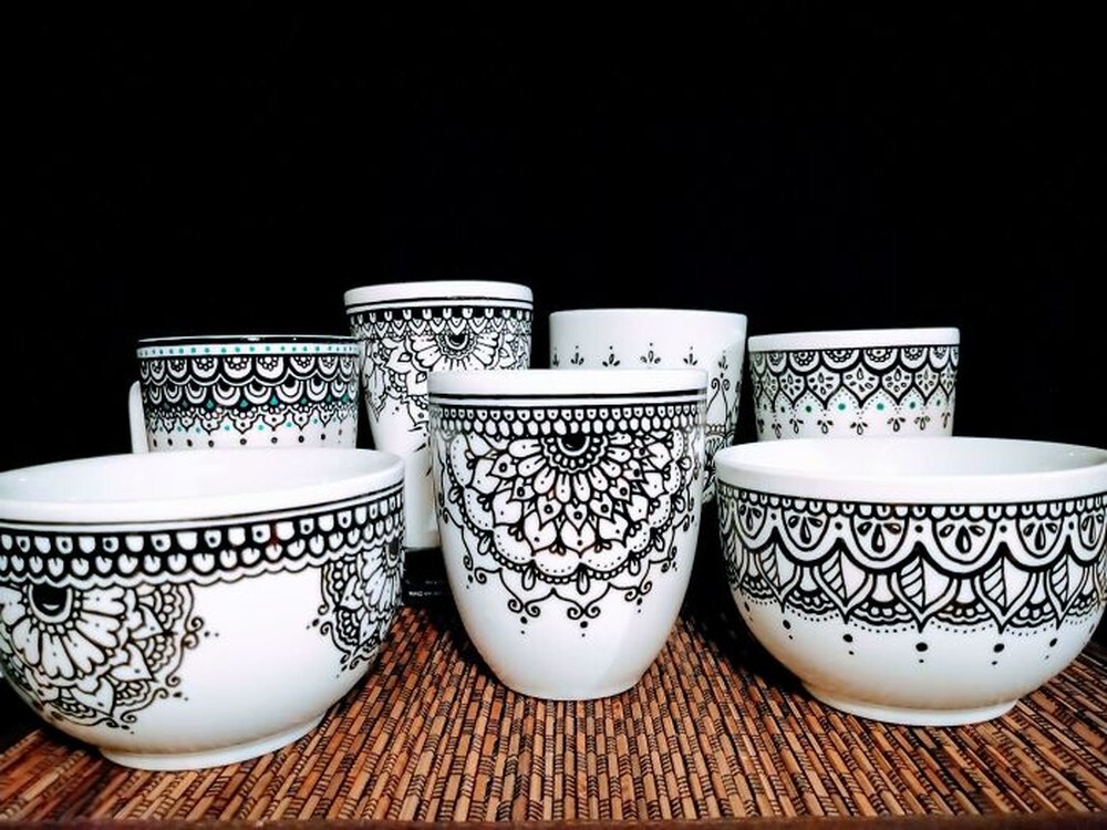 10. «Скучные белые чашки, которые перестали быть скучными после встречи со мной»