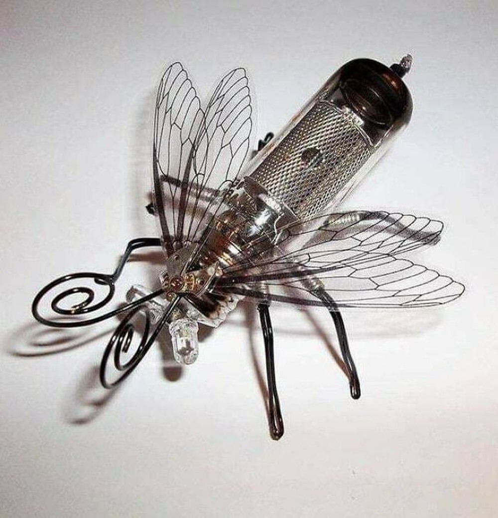 28. «Я превращаю старые лампочки, вакуумные трубки и детали часов в броши и скульптуры в стиле стимпанк в виде насекомых»