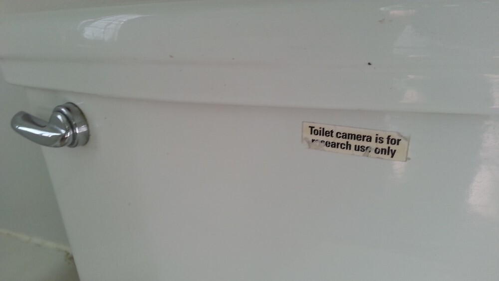 5. «Нашел это в туалете моей новой квартиры» [«Камера в туалете предназначена исключительно для исследовательских целей»]