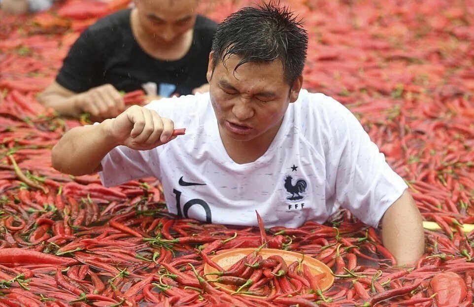 Поедание перца чили в бочке со льдом: необычное китайское развлечение