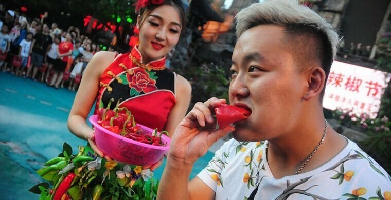Поедание перца чили в бочке со льдом: необычное китайское развлечение