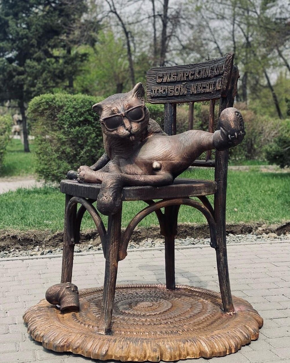 "Порочная скульптура": инсталляцию с котом убрали из центра Барнаула спустя 5 часов после установки