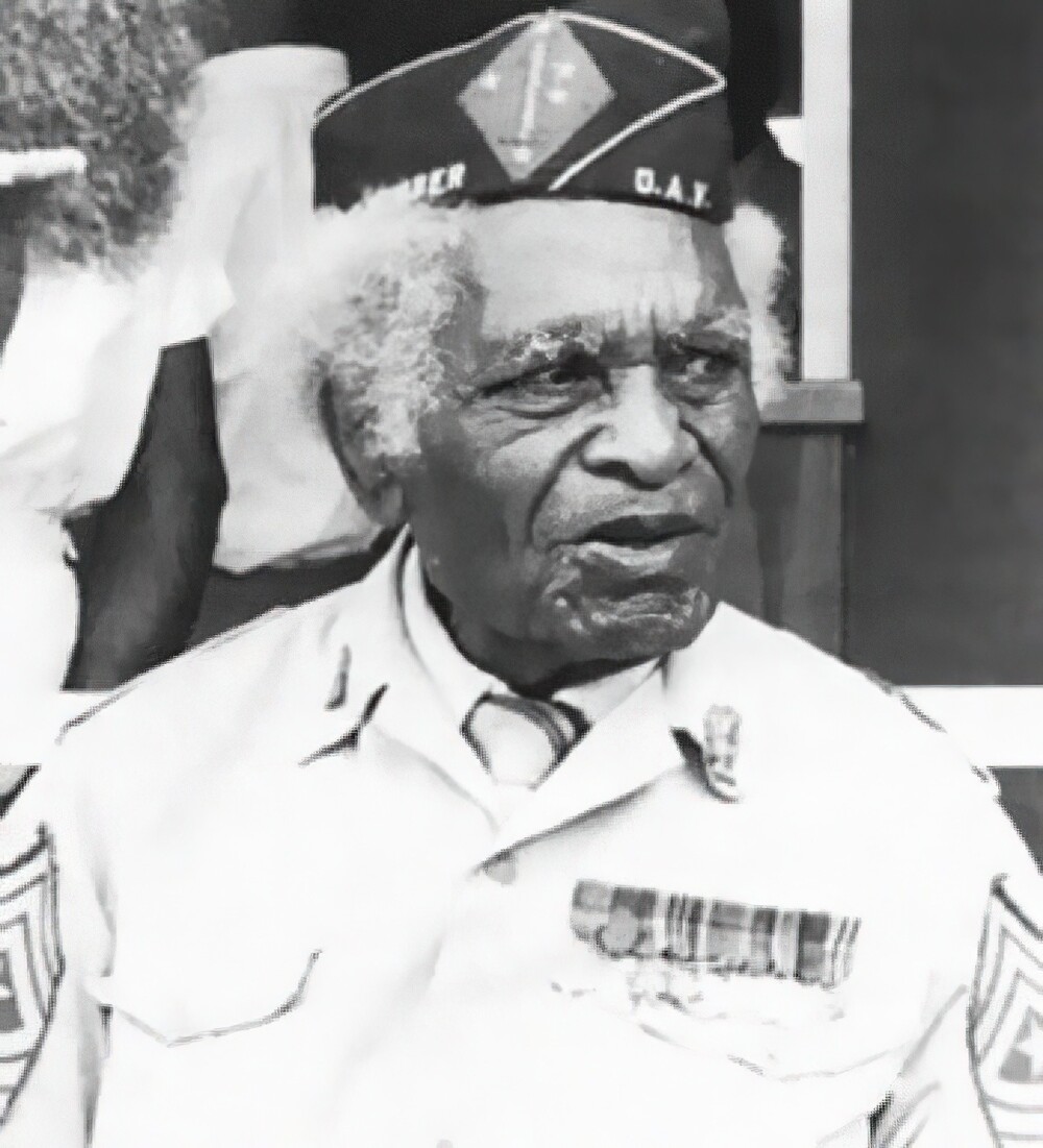 9. Житель Соломоновых островов Джейкоб К. Вуза во время Второй мировой войны был захвачен японцами на острове Гуадалканал. Его привязали дереву, прокололи штыком и оставили умирать