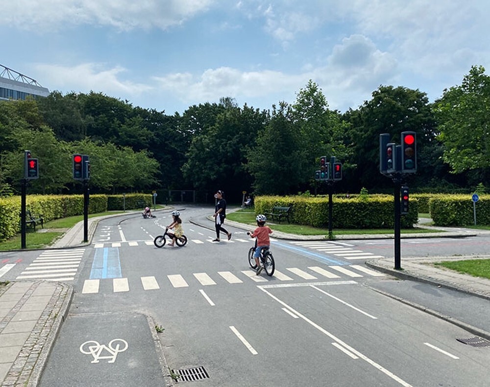 3. Миниатюрная дорожная площадка в Копенгагене, где дети учатся ездить на велосипеде по правилам дорожного движения
